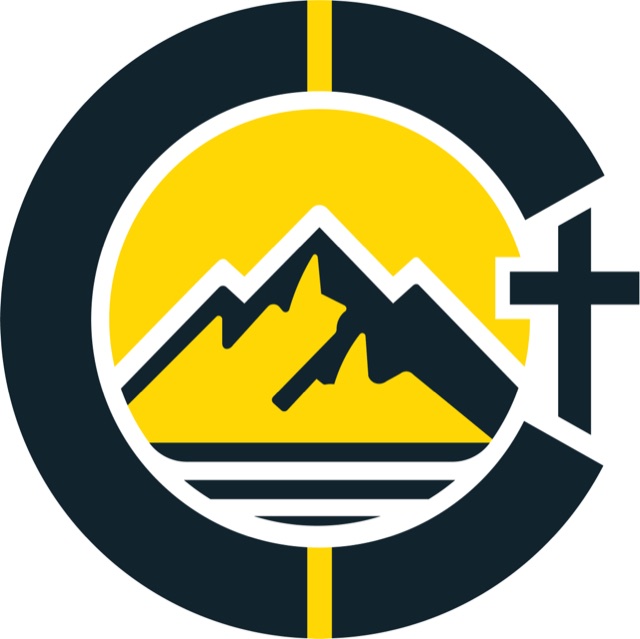 Logo van Studio C: een letter C rond een berg met zon, en een kruis